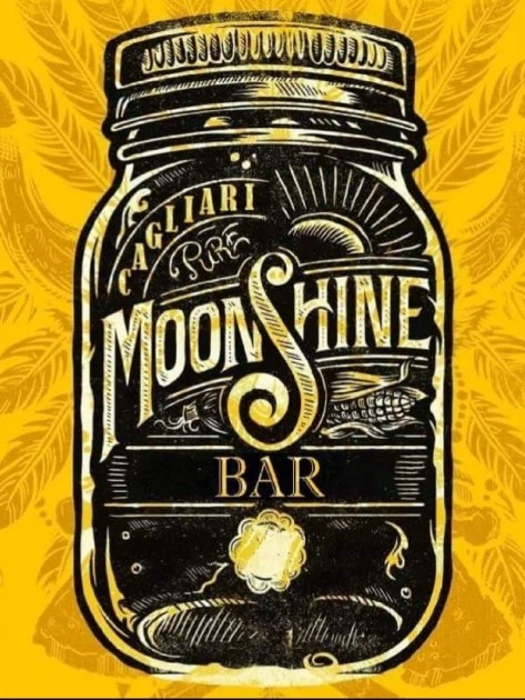 Il marchio del Moonshine Bar: barattolo di vetro con la scritta Pure Cagliari Moonshine Bar, inchiostro nero su fondo oro